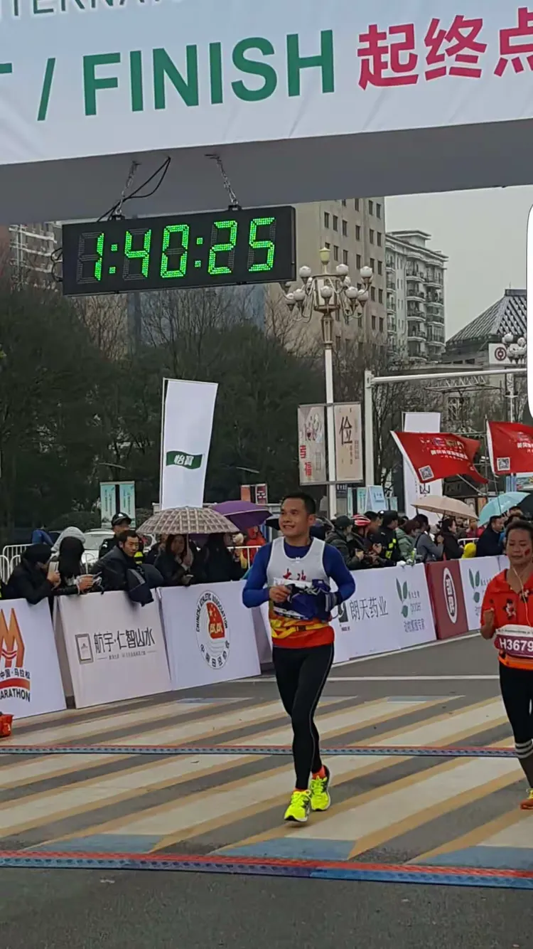 巴西举行马拉松比赛，勇士表现历史性