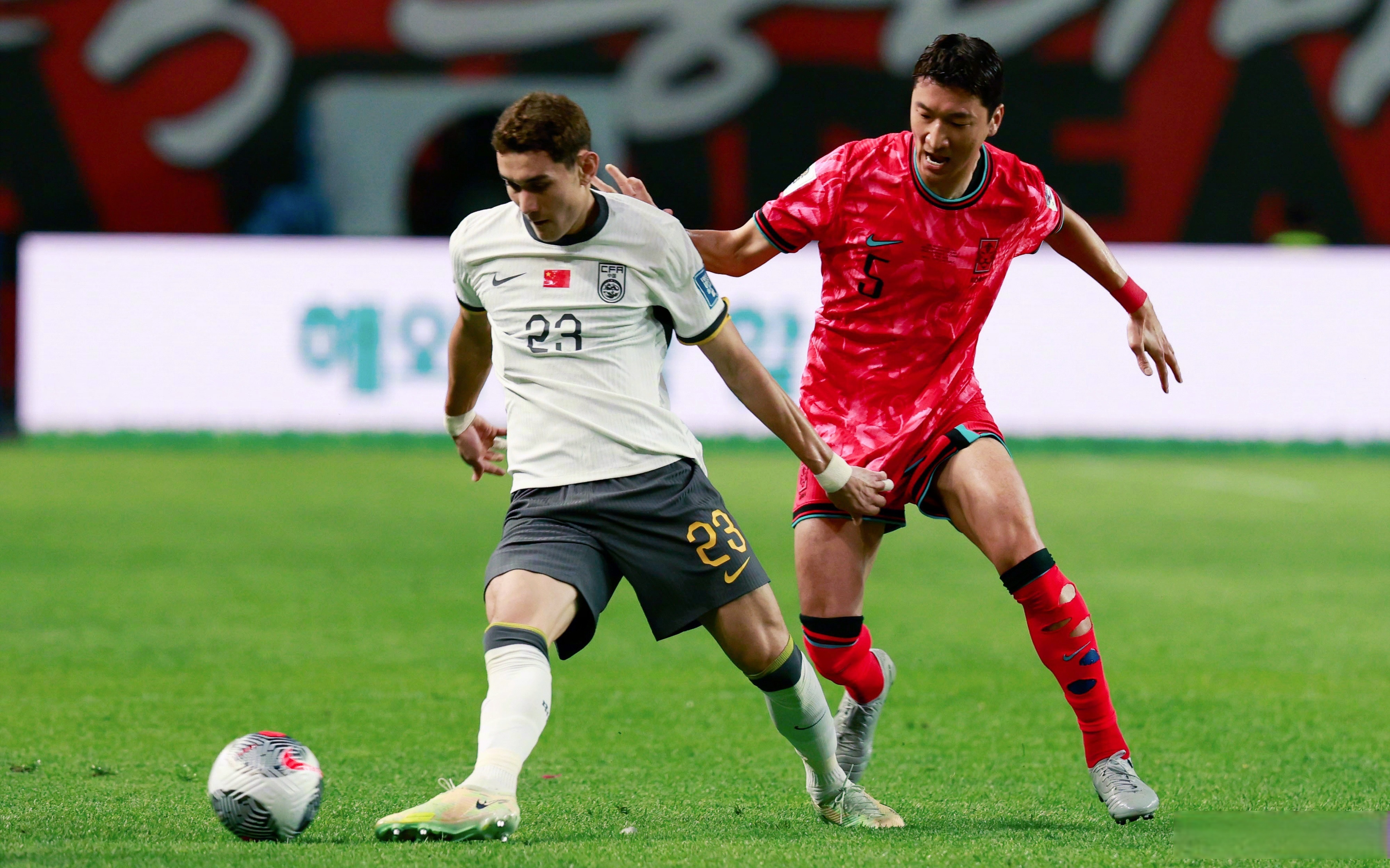 泰国球员英姿飒爽，取得大比分胜利的简单介绍